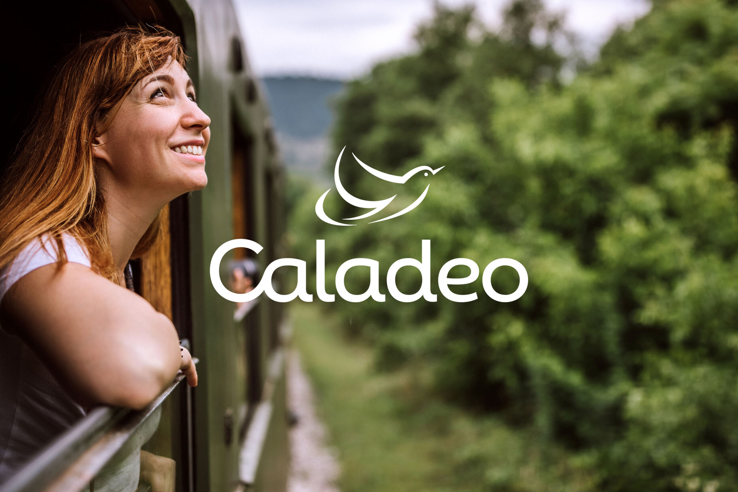 Logo Caladeo sur une image montrant une touriste regardant par la fenêtre d'un train roulant à travers la forêt